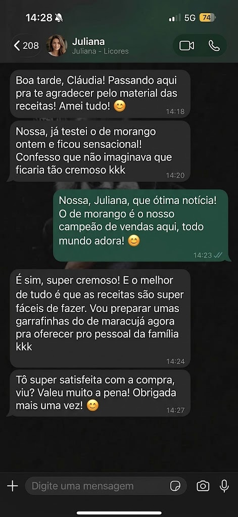 Depoimento de cliente no WhatsApp elogiando o licor de morango